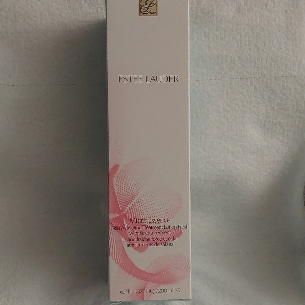 Estée LAUDER Micro EssenceTreatment Lotion Fresh with Sakura Ferment moisturizer